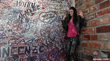 Huntress becomes slimy prey Screencap 9 on www.sinx.com