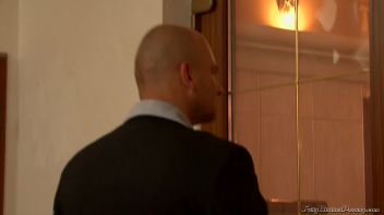 Pee Fun by the Pool Screencap 5 on www.sinx.com