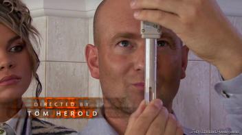 Pee Fun by the Pool Screencap 9 on www.sinx.com