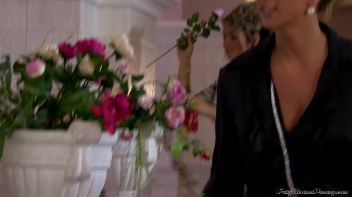 Pee Fun by the Pool Screencap 2 on www.sinx.com