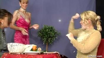 Food Fight At A Restaurant Screencap 28 on www.sinx.com