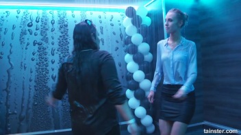 You See Me I Be Wet, Wet, Wet, Wet, Wet... Screencap 9 on www.sinx.com