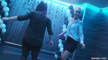 You See Me I Be Wet, Wet, Wet, Wet, Wet... Screencap 1 on www.sinx.com