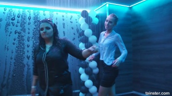 You See Me I Be Wet, Wet, Wet, Wet, Wet... Screencap 11 on www.sinx.com