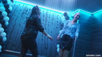 You See Me I Be Wet, Wet, Wet, Wet, Wet... Screencap 16 on www.sinx.com