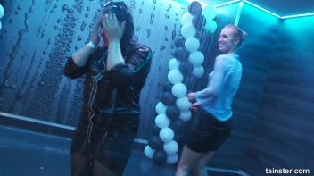 You See Me I Be Wet, Wet, Wet, Wet, Wet... Screencap 17 on www.sinx.com