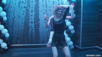 You See Me I Be Wet, Wet, Wet, Wet, Wet... Screencap 18 on www.sinx.com