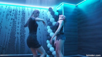 You See Me I Be Wet, Wet, Wet, Wet, Wet... Screencap 22 on www.sinx.com