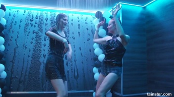 You See Me I Be Wet, Wet, Wet, Wet, Wet... Screencap 23 on www.sinx.com