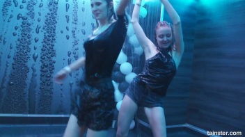 You See Me I Be Wet, Wet, Wet, Wet, Wet... Screencap 24 on www.sinx.com