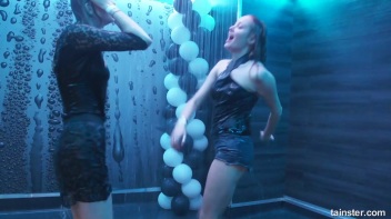 You See Me I Be Wet, Wet, Wet, Wet, Wet... Screencap 25 on www.sinx.com