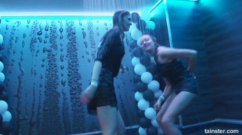 You See Me I Be Wet, Wet, Wet, Wet, Wet... Screencap 27 on www.sinx.com