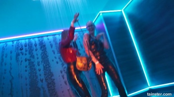 You See Me I Be Wet, Wet, Wet, Wet, Wet... Screencap 48 on www.sinx.com