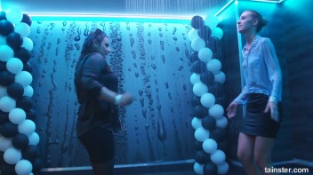 You See Me I Be Wet, Wet, Wet, Wet, Wet... Screencap 5 on www.sinx.com