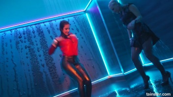 You See Me I Be Wet, Wet, Wet, Wet, Wet... Screencap 52 on www.sinx.com