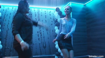 You See Me I Be Wet, Wet, Wet, Wet, Wet... Screencap 7 on www.sinx.com