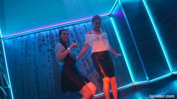 You See Me I Be Wet, Wet, Wet, Wet, Wet... Screencap 73 on www.sinx.com