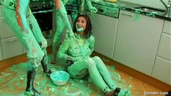 Fluorescent Goo Food Fight Screencap 38 on www.sinx.com