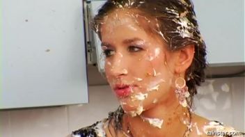 Anniversary Party Food Fight Screencap 57 on www.sinx.com