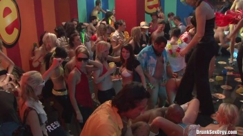 Bikini Beach Balls Part 4 - Cam 3 Screencap 20 on www.sinx.com