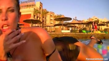 Wetlook In Paradise Screencap 40 on www.sinx.com