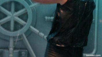 Amateur girls getting wild and wet Screencap 22 on www.sinx.com