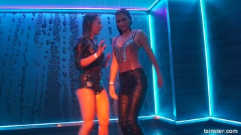 A Splash Of Sexiness! Screencap 59 on www.sinx.com