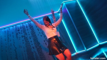 A Splash Of Sexiness! Screencap 7 on www.sinx.com