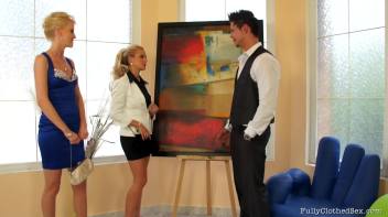 These Babes Know Fine Art When They See It Screencap 6 on www.sinx.com