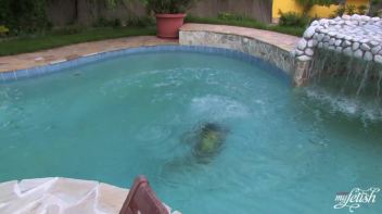 Pool Boy Knows How To Handle a Bitchy Customer Screencap 96 on www.sinx.com