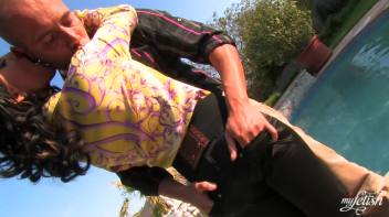 Pool Boy Knows How To Handle a Bitchy Customer Screencap 10 on www.sinx.com