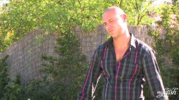 Pool Boy Knows How To Handle a Bitchy Customer Screencap 2 on www.sinx.com