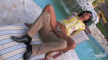 Pool Boy Knows How To Handle a Bitchy Customer Screencap 69 on www.sinx.com