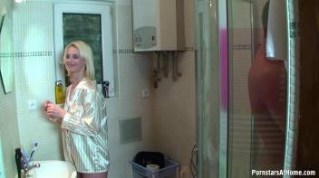 Bathroom Bangers Screencap 2 on www.sinx.com