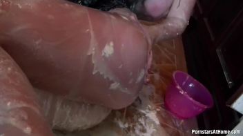 Eurobabes Just Don't Know How To Bake... Screencap 89 on www.sinx.com