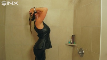 Wet Look Eurobabe Lathers Her Hair Screencap 13 on www.sinx.com