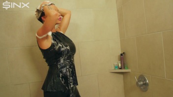 Wet Look Eurobabe Lathers Her Hair Screencap 17 on www.sinx.com
