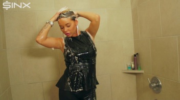 Wet Look Eurobabe Lathers Her Hair Screencap 18 on www.sinx.com