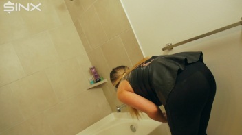 Wet Look Eurobabe Lathers Her Hair Screencap 2 on www.sinx.com