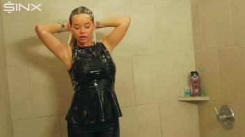 Wet Look Eurobabe Lathers Her Hair Screencap 32 on www.sinx.com