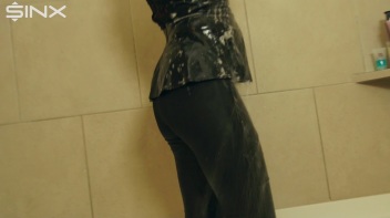 Wet Look Eurobabe Lathers Her Hair Screencap 35 on www.sinx.com