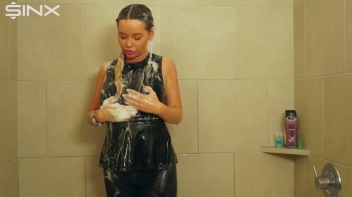 Wet Look Eurobabe Lathers Her Hair Screencap 41 on www.sinx.com