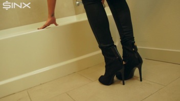 Wet Look Eurobabe Lathers Her Hair Screencap 1 on www.sinx.com