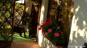 Lesbian Pissers Screencap 9 on www.sinx.com