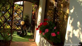 Lesbian Pissers Screencap 5 on www.sinx.com