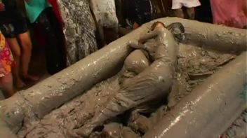 Happy Hour Mud Wrestling Event Screencap 24 on www.sinx.com