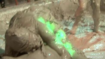 How Real Women Battle In The Mud Screencap 99 on www.sinx.com