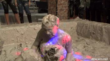 How Real Women Battle In The Mud Screencap 26 on www.sinx.com