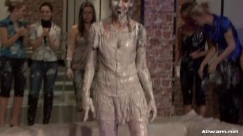 How Real Women Battle In The Mud Screencap 40 on www.sinx.com