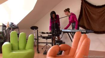 Nessa And The Pissettes Screencap 2 on www.sinx.com